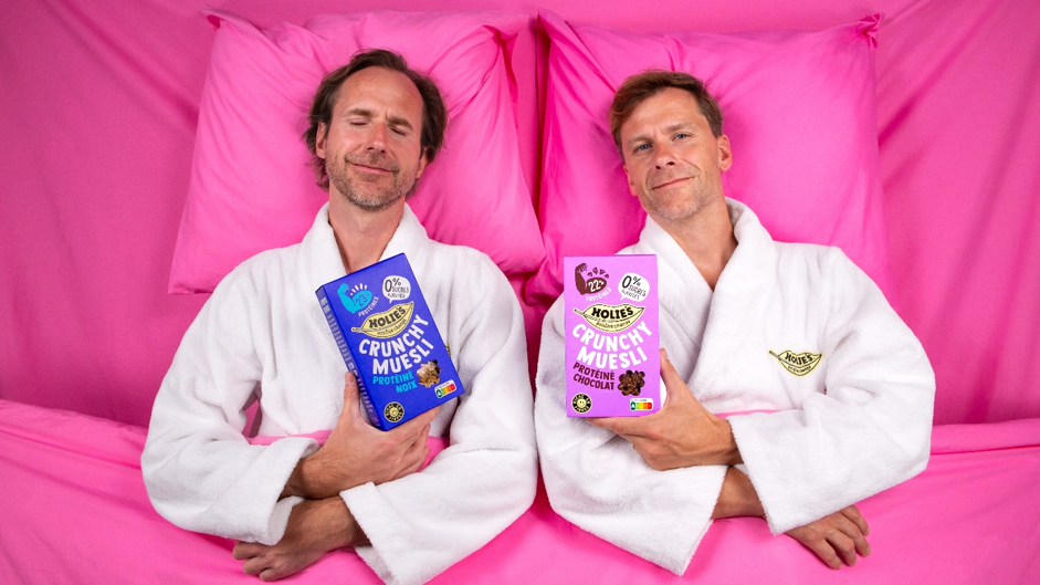 Deux représentants de Holie’s avec des produits de la marque